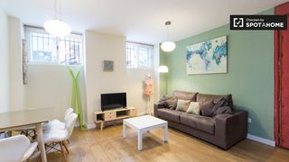 Affitto Appartamento in Argüelles. Apartamento de 2 dormitorios con patio en alquiler en argüelles,
