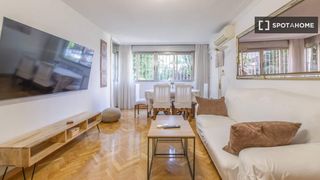 Rent Flat in Media Legua. Piso de 3 habitaciones en alquiler en media legua, madrid.