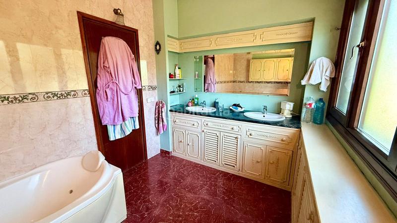 Foto 4dd2d2b5-24ad-40d4-9864-de2e856a45c8. Xalet amb xemeneia calefacció aparcament piscina a Madrid