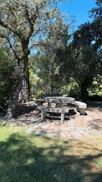 Foto b690dee1-c081-43d1-b52d-52424c510a48. Xalet amb xemeneia calefacció aparcament piscina a Madrid