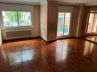 Pis  Carrer dels arbres. Gran piso de 4 habitaciones y 2 baños