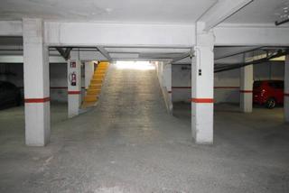 Aparcament cotxe a Col·legis Nous. Plaza de aparcamiento en en calle anselm clave junto a calle del