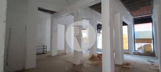 Miete Geschäftsraum in La Sagrera. Local comercial en alquiler dentro de un gran complejo inmobilia