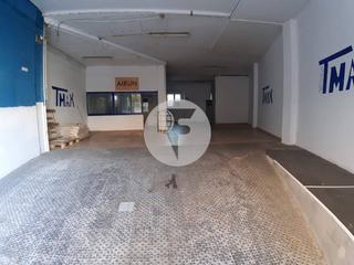 Location Local commercial à Centre. Local almacén situado en el centro de cornellà, a escasos metros