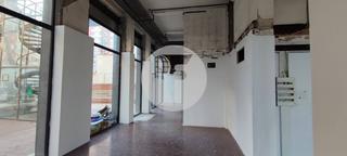 Location Local commercial dans La Sagrera. Local comercial en alquiler dentro de un gran complejo inmobilia