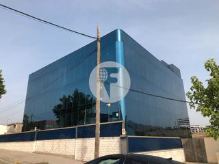 Nau industrial a Mas Lluí - Els Miralls. Edificio industrial oficinas en venta o alquiler situado en el p