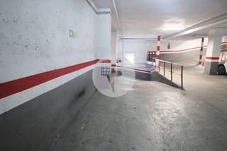 Parking voiture à La Sagrera. Plaza de parking para coche grande en venta en la calle felip ii