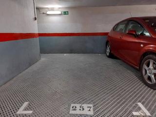 Aparcament cotxe a Sant Antoni. Se ofrece amplia plaza de parking en la calle rocafort. 
fcil