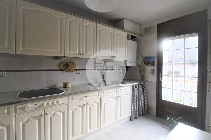 Foto 8cdd097a-dc40-40b9-8cc7-6f9d8ded3436. Casa adossada amb calefacció aparcament a Sant Celoni