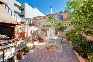 Casa in La Cogullada. Exclusiva casa de tres plantas y un estudio a tan solo 5 minutos