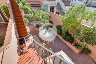 Casa a La Cogullada. Exclusiva casa de tres plantas y un estudio a tan solo 5 minutos