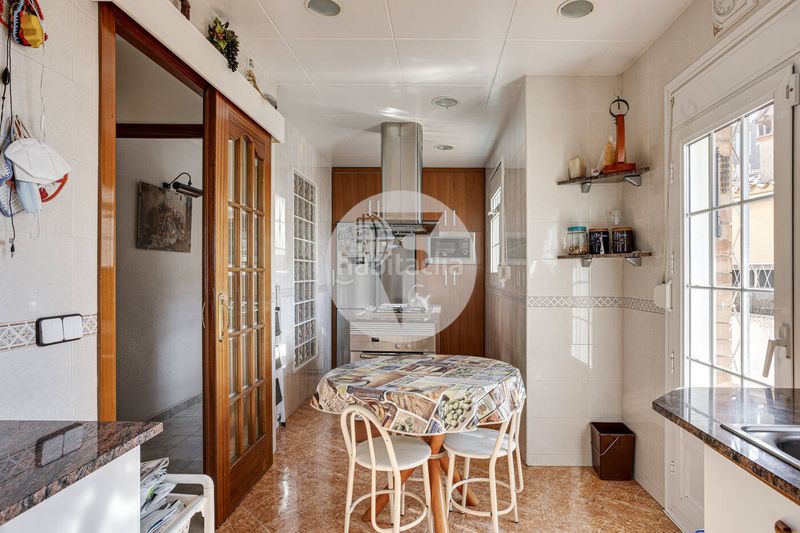 Foto 0631902a-f3f2-439a-9ae7-0d5e4dfa1669. Casa amb calefacció aparcament piscina a La Miranda Esplugues de Llobregat