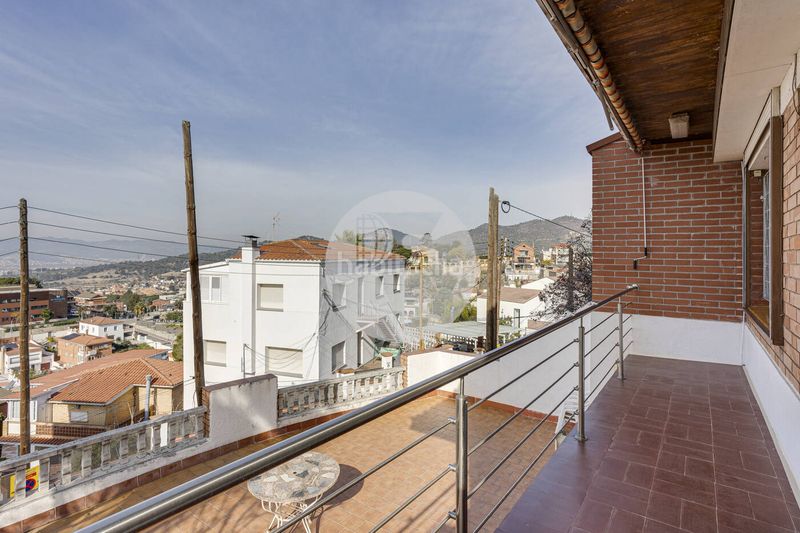Foto 3a662e29-cb53-4662-b998-9a539279269c. Casa amb calefacció aparcament piscina a La Miranda Esplugues de Llobregat