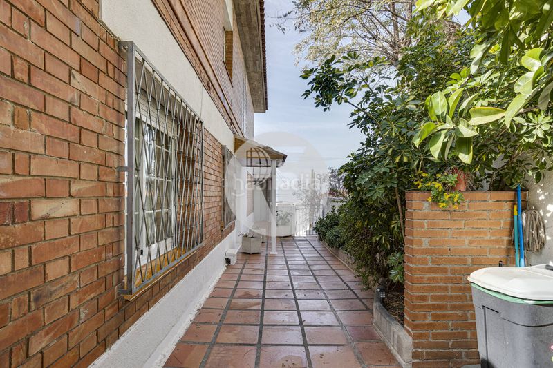 Foto 464b5b1b-110f-4810-bf1b-954cc0a95f22. Casa amb calefacció aparcament piscina a La Miranda Esplugues de Llobregat