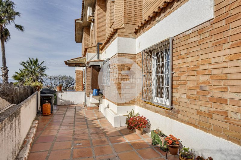 Foto 6956755e-2f36-41c2-b1a3-4692e664348f. Casa amb calefacció aparcament piscina a La Miranda Esplugues de Llobregat