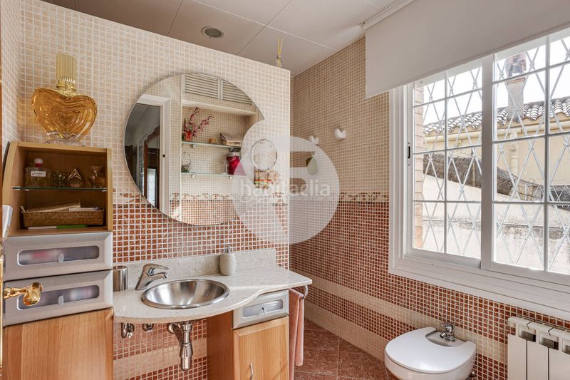 Foto 99b4c496-f45d-4fab-a088-496c491229d4. Casa amb calefacció aparcament piscina a La Miranda Esplugues de Llobregat