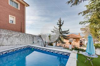 Casa a La Miranda. Casa con jardin y piscina en la miranda
