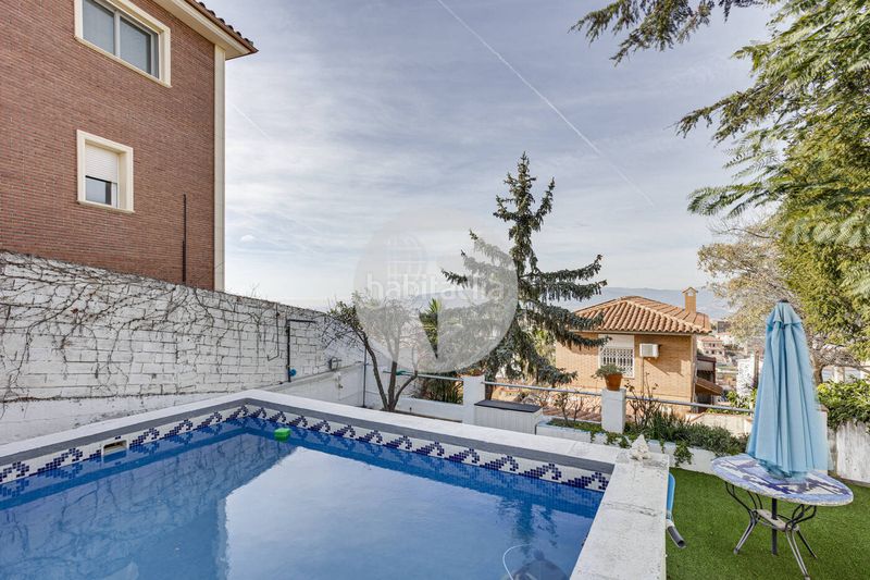 Foto aa171648-08a7-4169-b9d5-4fe5a2040de1. Casa amb calefacció aparcament piscina a La Miranda Esplugues de Llobregat