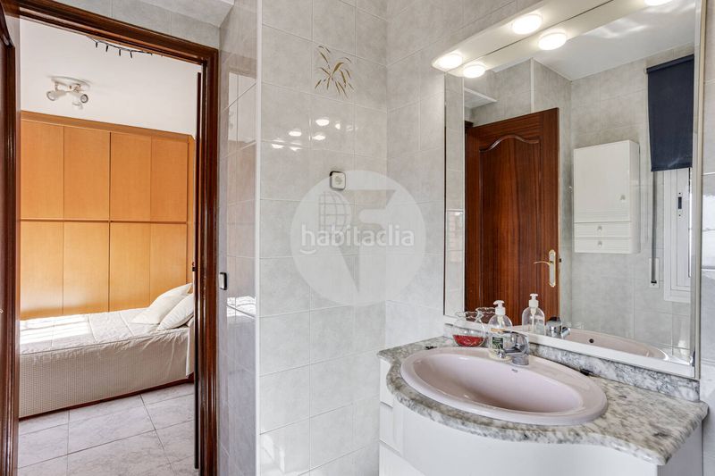 Foto ae454a0f-b1e8-4820-895b-fd096377b4e5. Casa amb calefacció aparcament piscina a La Miranda Esplugues de Llobregat