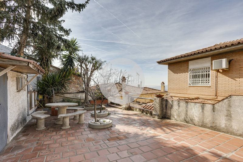 Foto b433fcf6-26ee-474d-bdcc-6718ad7e2d5e. Casa amb calefacció aparcament piscina a La Miranda Esplugues de Llobregat