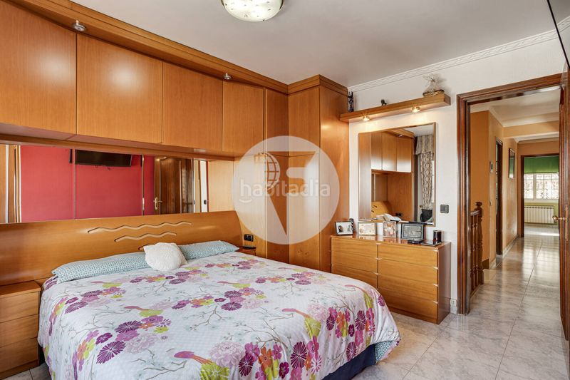 Foto b9dc953f-e14b-4674-b338-0a841085cb18. Casa amb calefacció aparcament piscina a La Miranda Esplugues de Llobregat
