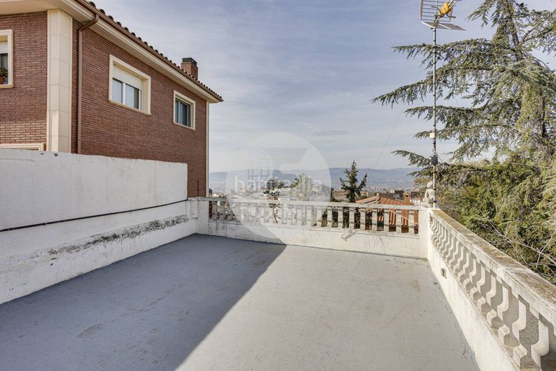 Foto d2358651-e164-4b12-ba94-1926ae439db1. Casa amb calefacció aparcament piscina a La Miranda Esplugues de Llobregat