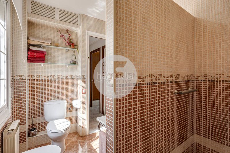 Foto d625fd05-c61e-4c70-8399-2c2309754fbb. Casa amb calefacció aparcament piscina a La Miranda Esplugues de Llobregat