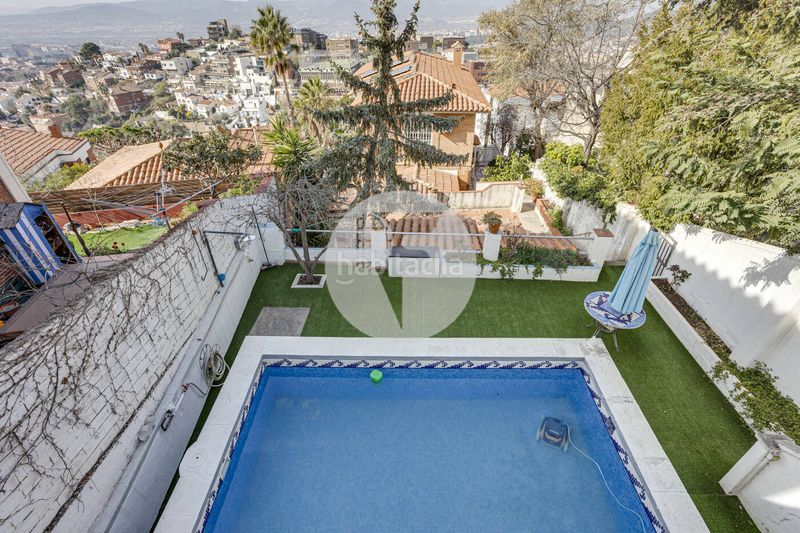Foto e14533d6-0649-404f-a3b9-b69cafa98b13. Casa amb calefacció aparcament piscina a La Miranda Esplugues de Llobregat