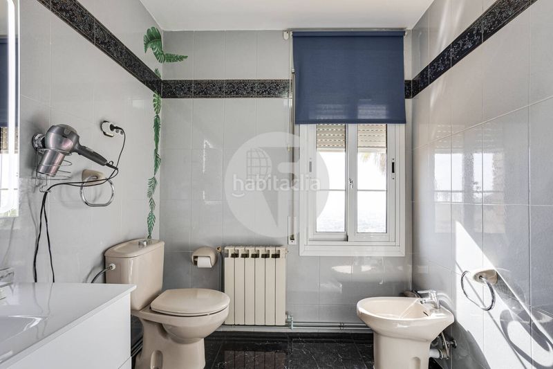 Foto f5245820-e166-4c34-83b1-73cf066558bf. Casa amb calefacció aparcament piscina a La Miranda Esplugues de Llobregat