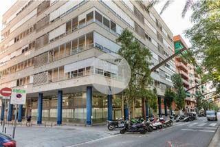 Location Local commercial à Sants. Alquiler de local comercial en rambla de brasildispone de 1030 m