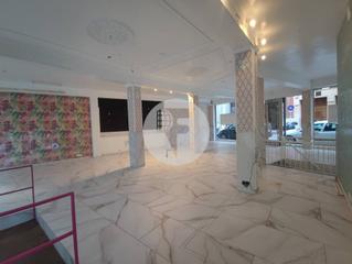 Location Local commercial dans El Mercat. Local comercial de 214m2 en avenidas, cerca de el corte ingls.