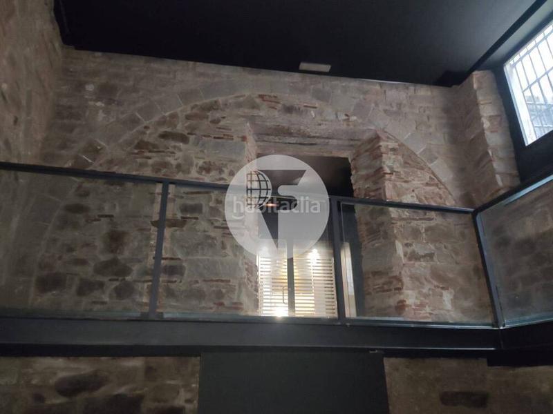 Foto 1e35bbf3-8057-49b1-890f-83170bfed3ef. Alquiler local comercial este local comercial de 135 m, distribuido en dos plantas, ofrece una excelente oportunidad para emprender tu negocio en una de la en Barcelona