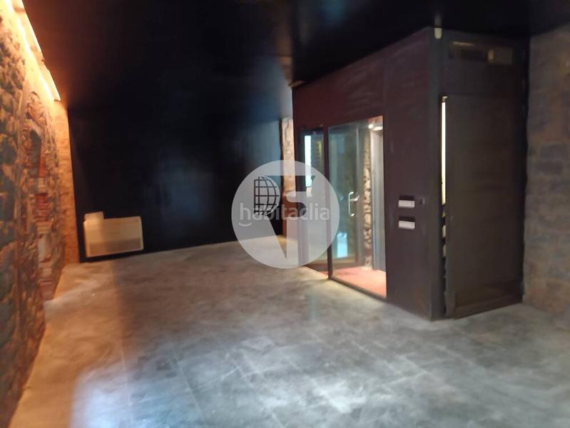 Foto 3421b585-0f50-47ba-989e-0dd18f92eb55. Alquiler local comercial este local comercial de 135 m, distribuido en dos plantas, ofrece una excelente oportunidad para emprender tu negocio en una de la en Barcelona