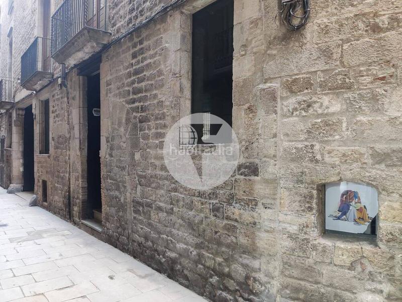 Foto 657e554a-87e7-4242-ab1d-7058fe1a6d62. Alquiler local comercial este local comercial de 135 m, distribuido en dos plantas, ofrece una excelente oportunidad para emprender tu negocio en una de la en Barcelona