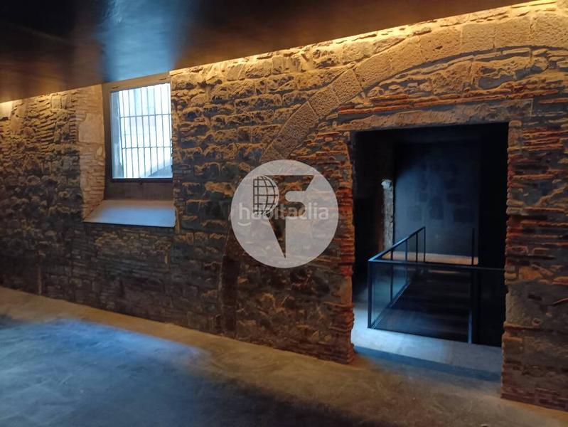 Foto 6a14b2a3-4c5e-4226-b24c-3de2b2b4f517. Alquiler local comercial este local comercial de 135 m, distribuido en dos plantas, ofrece una excelente oportunidad para emprender tu negocio en una de la en Barcelona