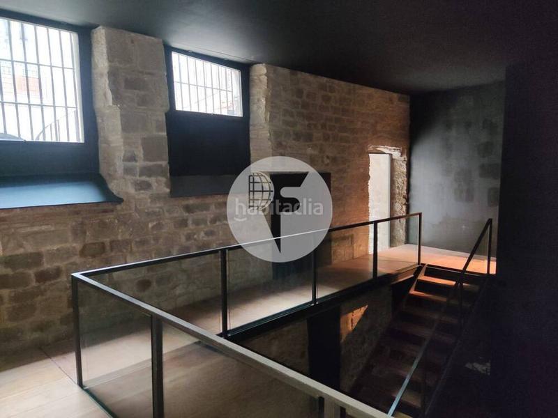 Foto 95fcfeaa-5ff7-42d6-b12a-c1d685c51ff2. Alquiler local comercial este local comercial de 135 m, distribuido en dos plantas, ofrece una excelente oportunidad para emprender tu negocio en una de la en Barcelona