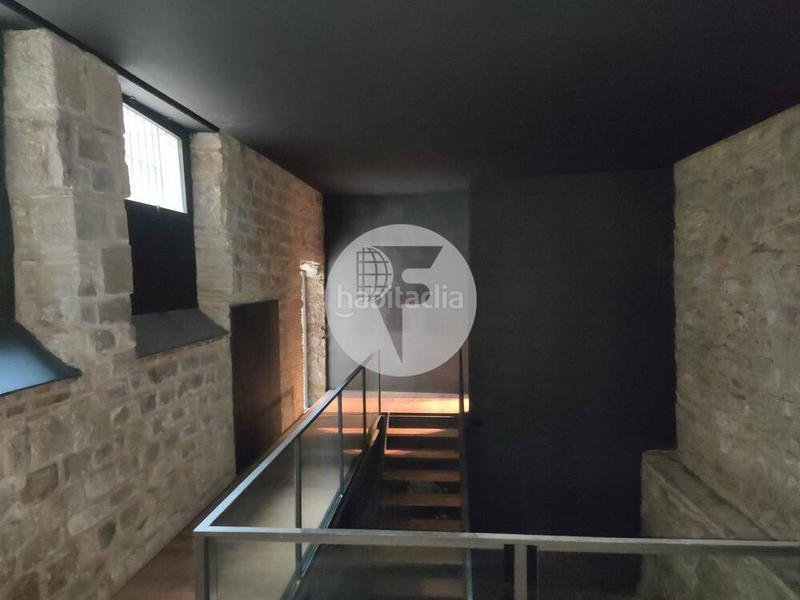 Foto bb77b871-6db5-4f04-b616-3dcbf9a32478. Alquiler local comercial este local comercial de 135 m, distribuido en dos plantas, ofrece una excelente oportunidad para emprender tu negocio en una de la en Barcelona