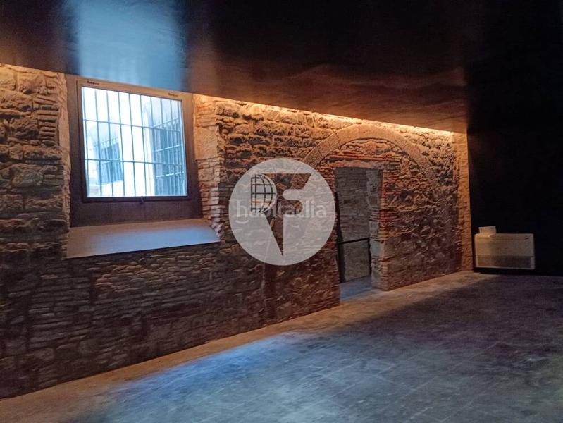 Foto d6d6d7be-62dc-4d64-a7b1-cddcfd1b14b0. Alquiler local comercial este local comercial de 135 m, distribuido en dos plantas, ofrece una excelente oportunidad para emprender tu negocio en una de la en Barcelona