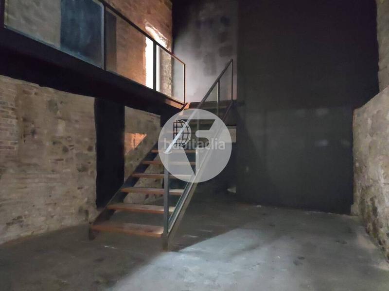 Foto e6b30971-e877-4baa-9255-02a0565c46a9. Alquiler local comercial este local comercial de 135 m, distribuido en dos plantas, ofrece una excelente oportunidad para emprender tu negocio en una de la en Barcelona