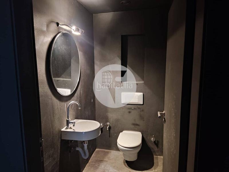 Foto f0f57251-e842-4791-8733-c6441c396c34. Alquiler local comercial este local comercial de 135 m, distribuido en dos plantas, ofrece una excelente oportunidad para emprender tu negocio en una de la en Barcelona