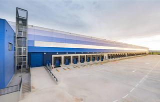 Lloguer Nau industrial a La Dehesa de Moratalaz. Nave logística en alquiler situada en el poligono industrial de