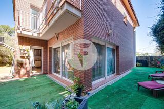 Casa aparellada a Castellnou-Can Mir-Can Solà. Exclusiva casa de tres plantas con diseño y confort