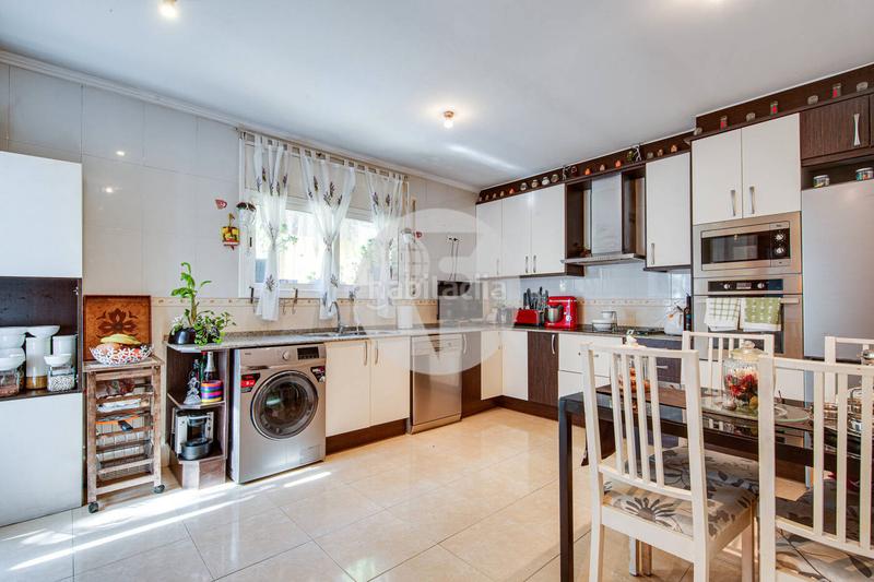 Foto 5653cc07-798f-45e8-a3b5-bc803ba33be5. Doppelhaus mit heizung parking in Castellnou-Can Mir-Can Solà Rubí