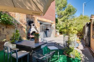 Casa aparellada a Castellnou-Can Mir-Can Solà. Exclusiva casa de tres plantas con diseño y confort