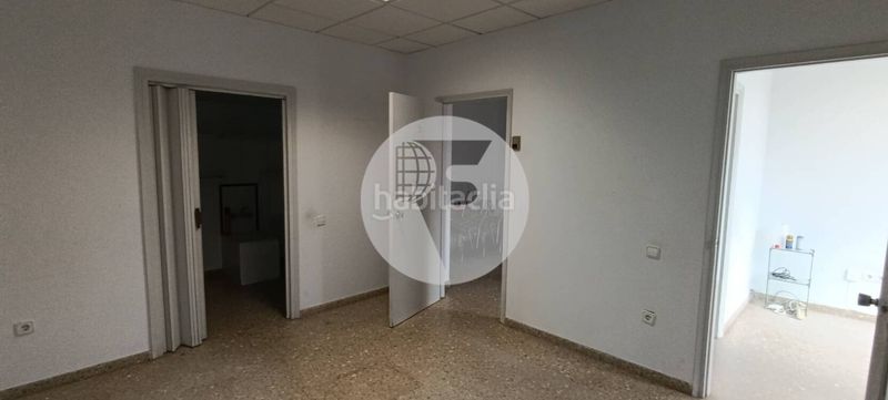 Foto 03cd3ed3-659a-458a-8bec-28066ef0ac07. Local comercial  de 46 m distribuidos completamente en planta baja, con una altura de techos de 2,50 metros y una amplia fachada de en Terrassa
