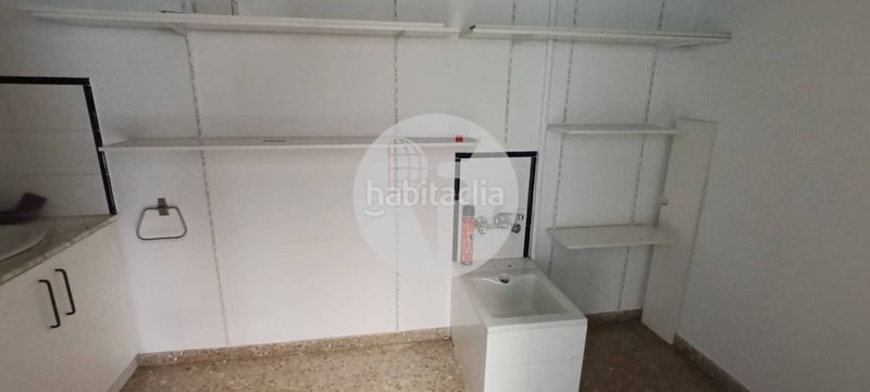 Foto 154fdad5-69ef-42ec-9c54-6b85b7d9903f. Local comercial  de 46 m distribuidos completamente en planta baja, con una altura de techos de 2,50 metros y una amplia fachada de en Terrassa