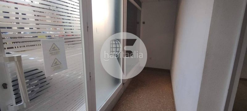 Foto 619f31b9-9782-48a3-bbe0-727f61bee828. Local comercial  de 46 m distribuidos completamente en planta baja, con una altura de techos de 2,50 metros y una amplia fachada de en Terrassa