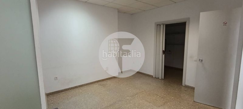 Foto d063a674-bbe6-4cf7-8939-5fdffd88cf47. Local comercial  de 46 m distribuidos completamente en planta baja, con una altura de techos de 2,50 metros y una amplia fachada de en Terrassa