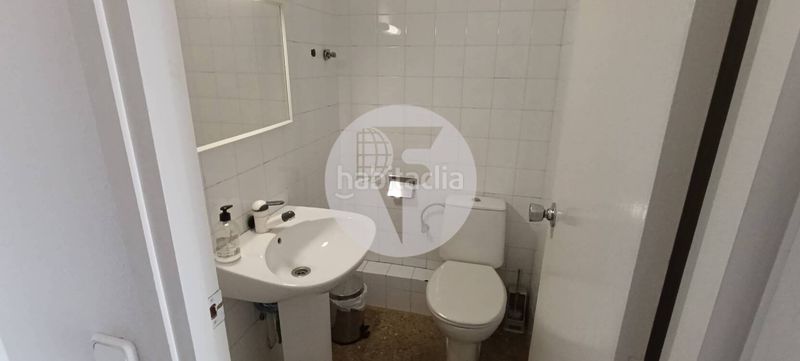 Foto f0e51499-3fc3-44b9-a6bc-c890087774d4. Local comercial  de 46 m distribuidos completamente en planta baja, con una altura de techos de 2,50 metros y una amplia fachada de en Terrassa