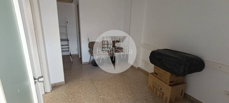 Foto ff88592c-a902-4bd0-82aa-80b6c789557b. Local comercial  de 46 m distribuidos completamente en planta baja, con una altura de techos de 2,50 metros y una amplia fachada de en Terrassa
